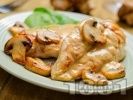 Рецепта Вкусно сочно задушено пилешко филе (гърди) на тиган с гъби и ароматен сос от брашно, масло, мляко и горчица